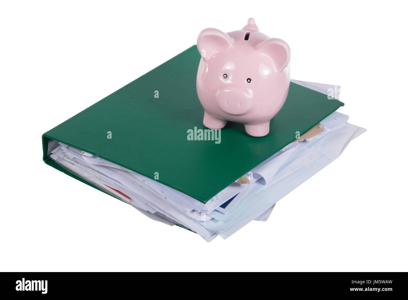 Salvadanaio su un verde pieno di legante di office in un business o collegio di istruzione concetto finanziario isolato su bianco Foto Stock