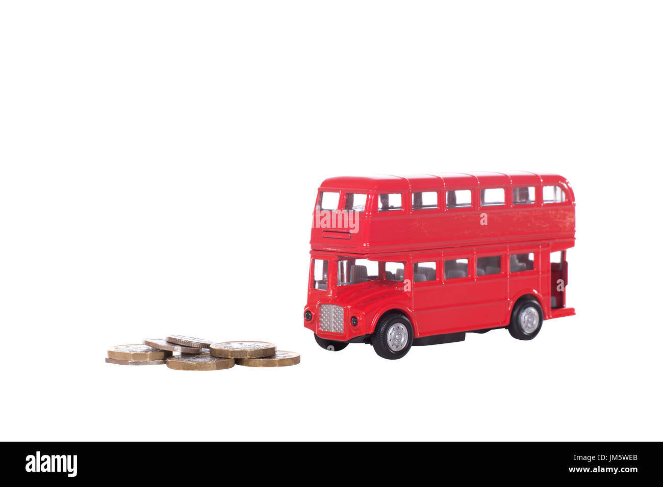 Monete in contanti con un modello red double-decker bus simbolica della British Transport e il costo di un viaggio isolato su bianco Foto Stock
