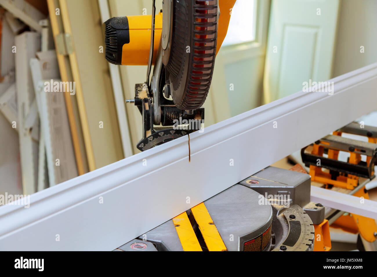 Uomo con sega per tagliare il legno uomo lavoratore, segatura di legno Foto Stock