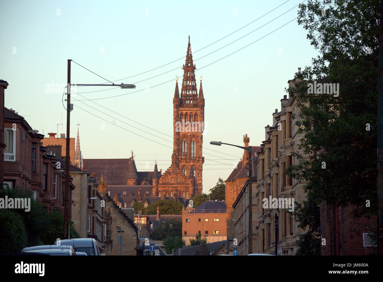 Vista insolita di Glasgow University dal tenement strade del west end con un tramonto sulla torre dell'orologio Foto Stock