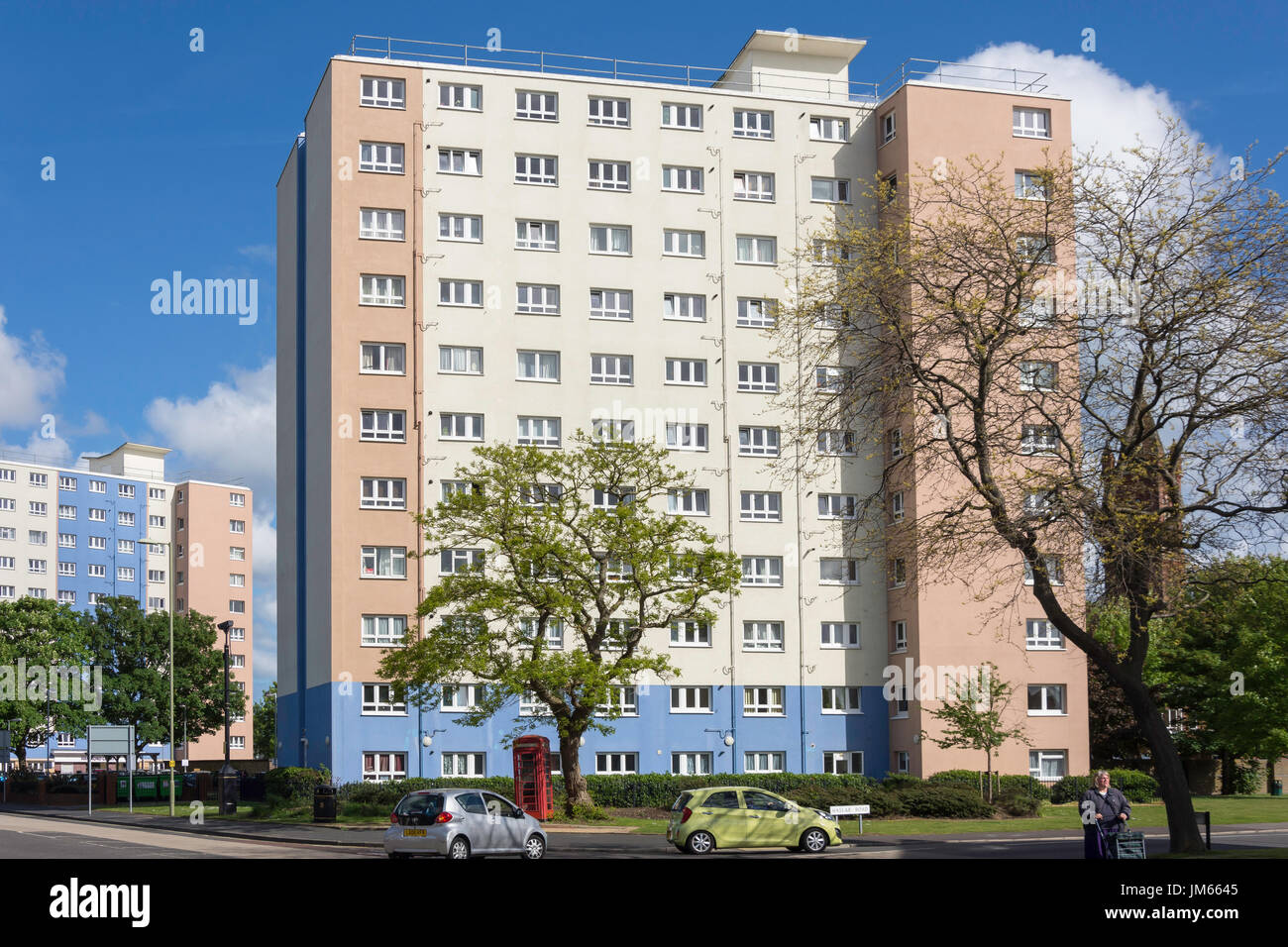 Alto edificio di condomini, South Street, Gosport, Hampshire, Inghilterra, Regno Unito Foto Stock