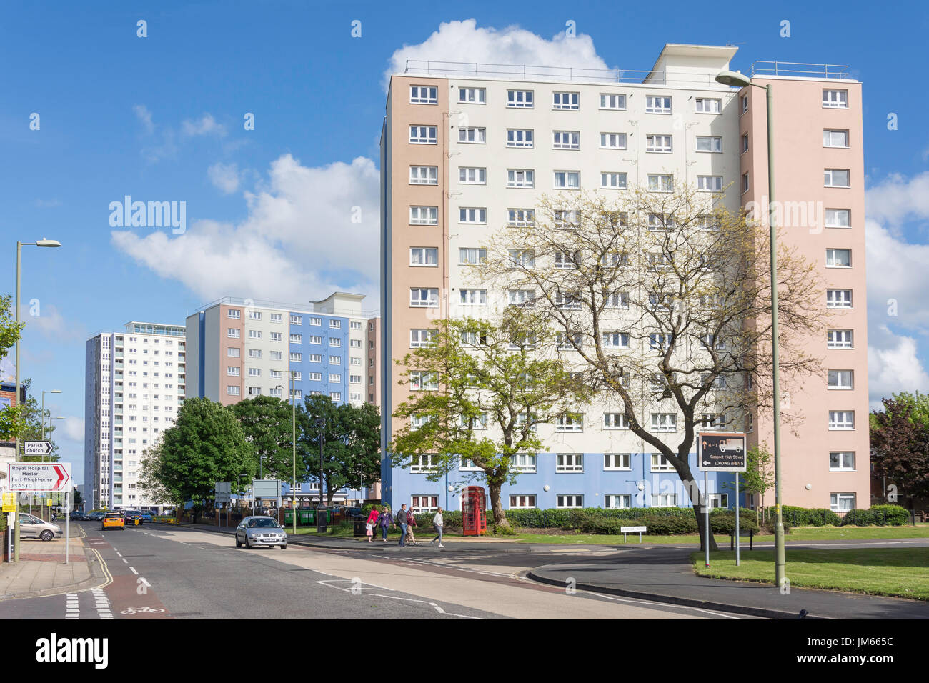 Alto edificio di condomini, South Street, Gosport, Hampshire, Inghilterra, Regno Unito Foto Stock