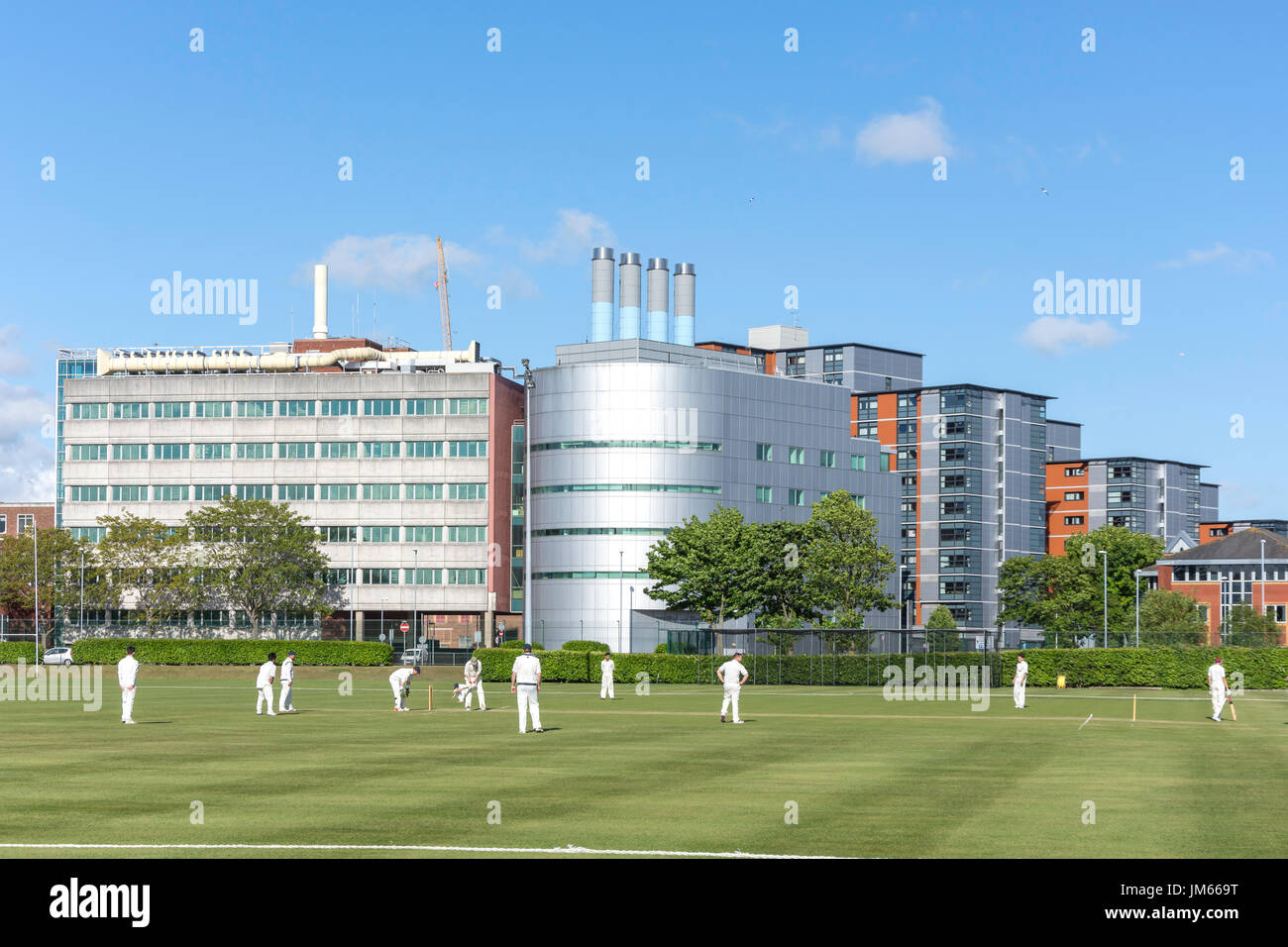 Partita di cricket sul regno dei servizi a terra di ricreazione, Burnaby Road, Portsmouth, Hampshire, Inghilterra, Regno Unito Foto Stock