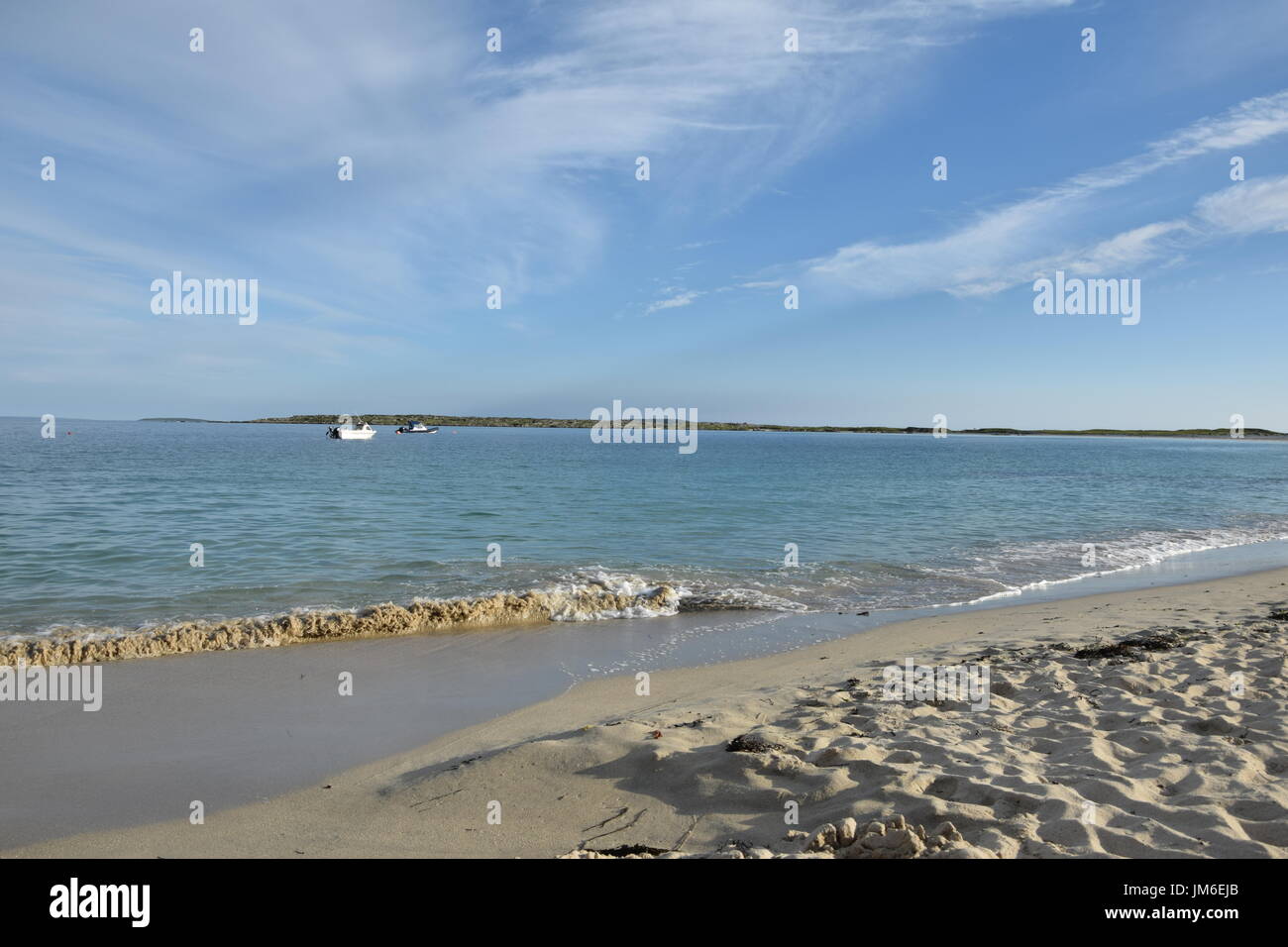 Spiaggia di sabbia vicino al Wild Atlantic modo nella Contea di Galway, Irlanda Foto Stock