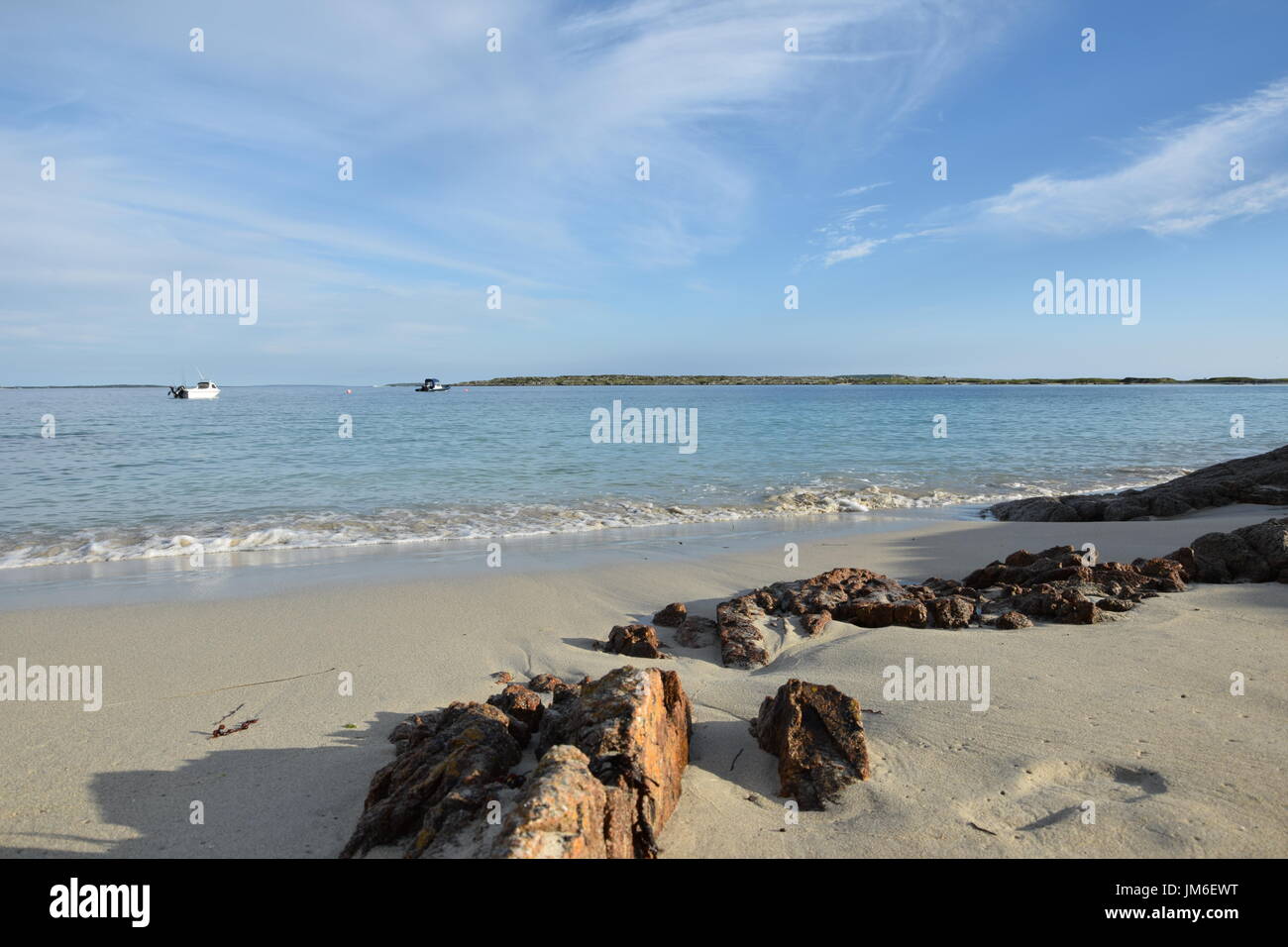 Spiaggia di sabbia con rocce accanto al Wild Atlantic modo nella Contea di Galway, Irlanda Foto Stock