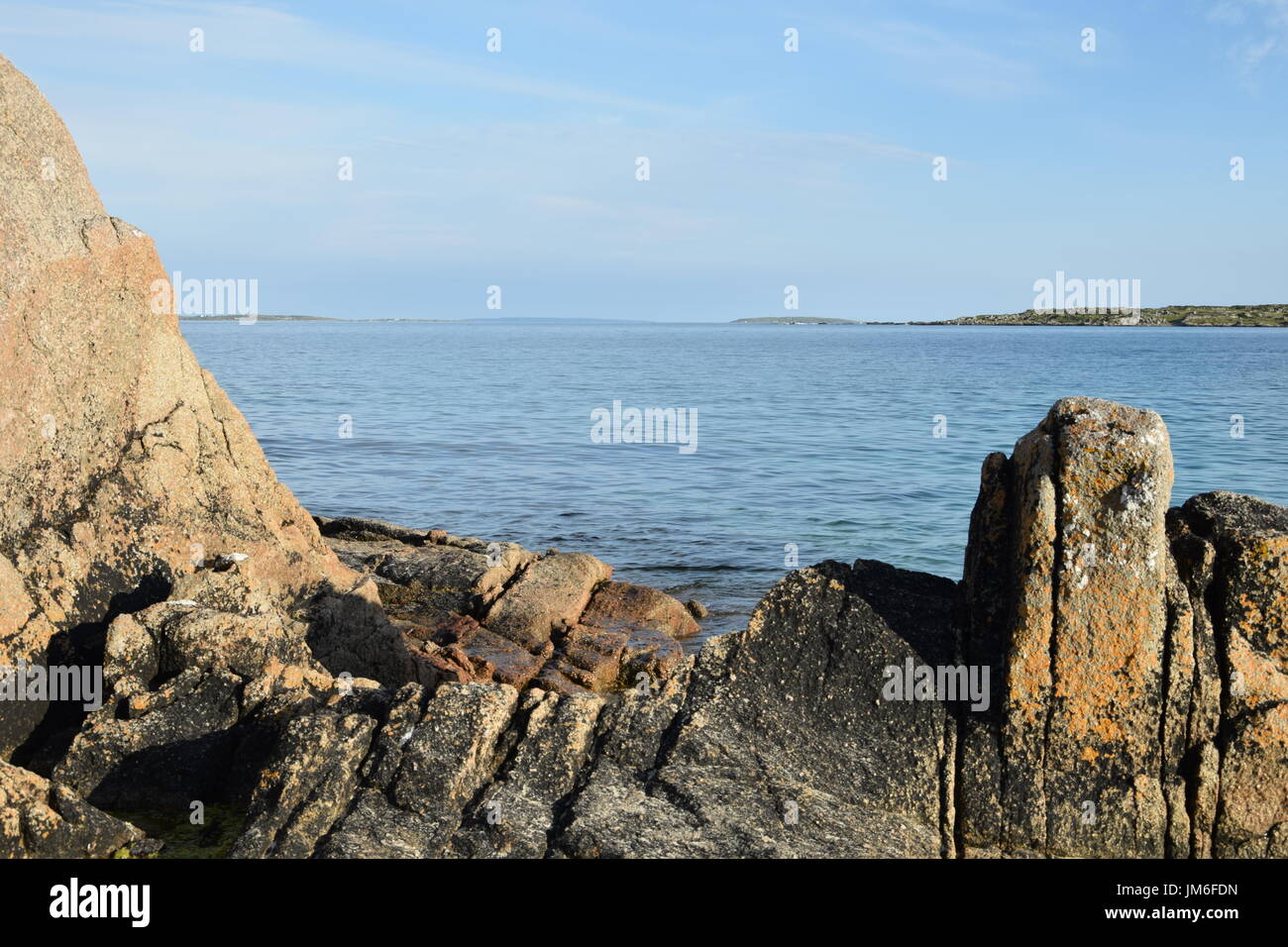 Costa rocciosa accanto al Wild Atlantic modo nella Contea di Galway, Irlanda Foto Stock