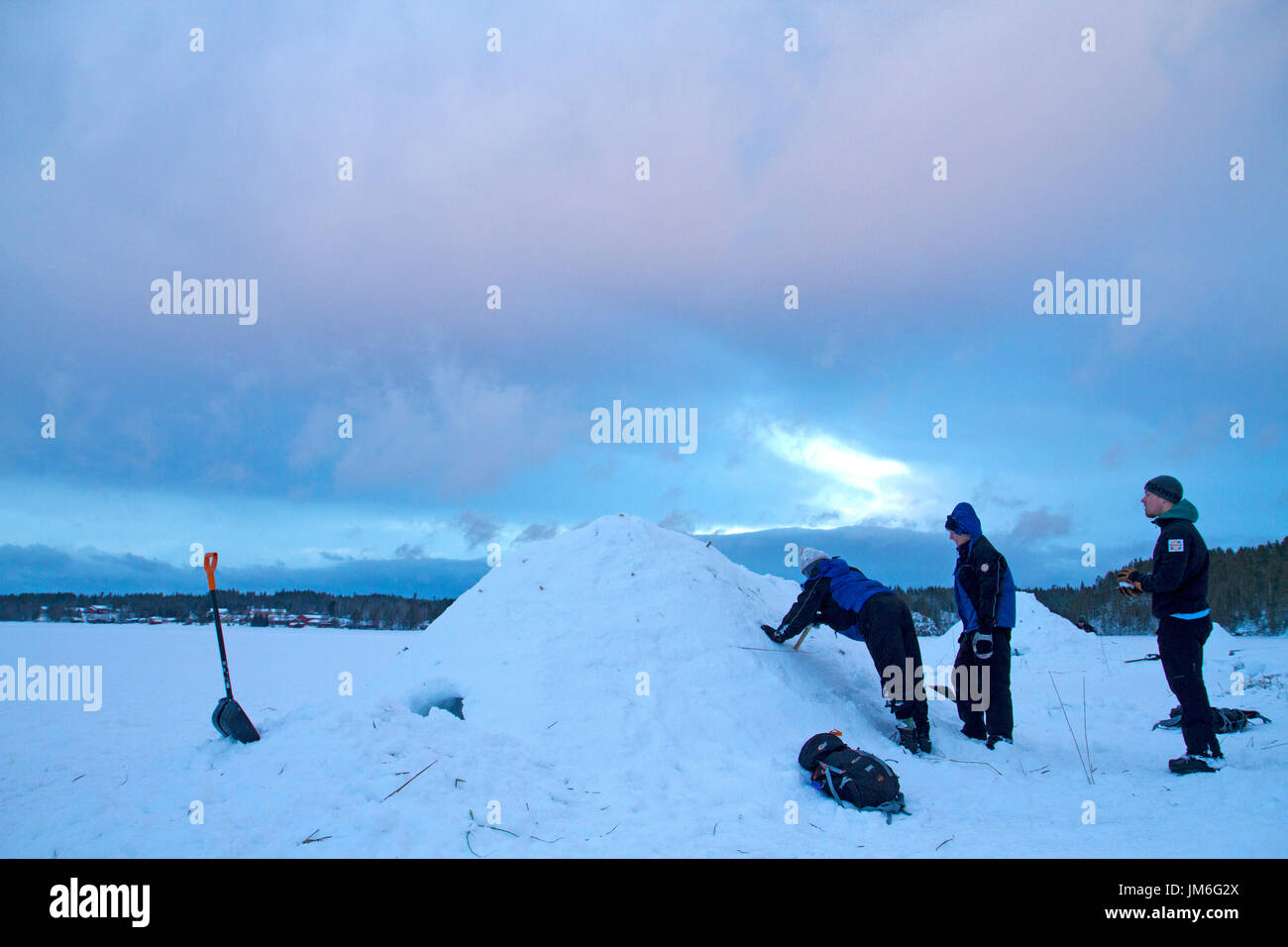 Costruzione di un quinzee (neve igloo) in Oulanka National Park Foto Stock