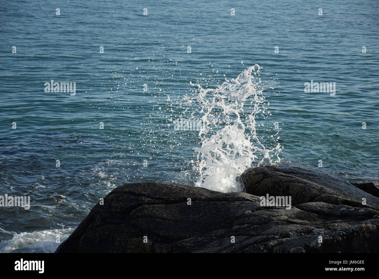 Oceano atlantico ondata di schiantarsi contro le rocce Foto Stock
