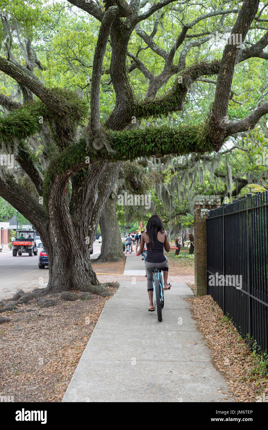 Una donna in sella a una moto in City Park, New Orleans, in Louisiana. Foto Stock