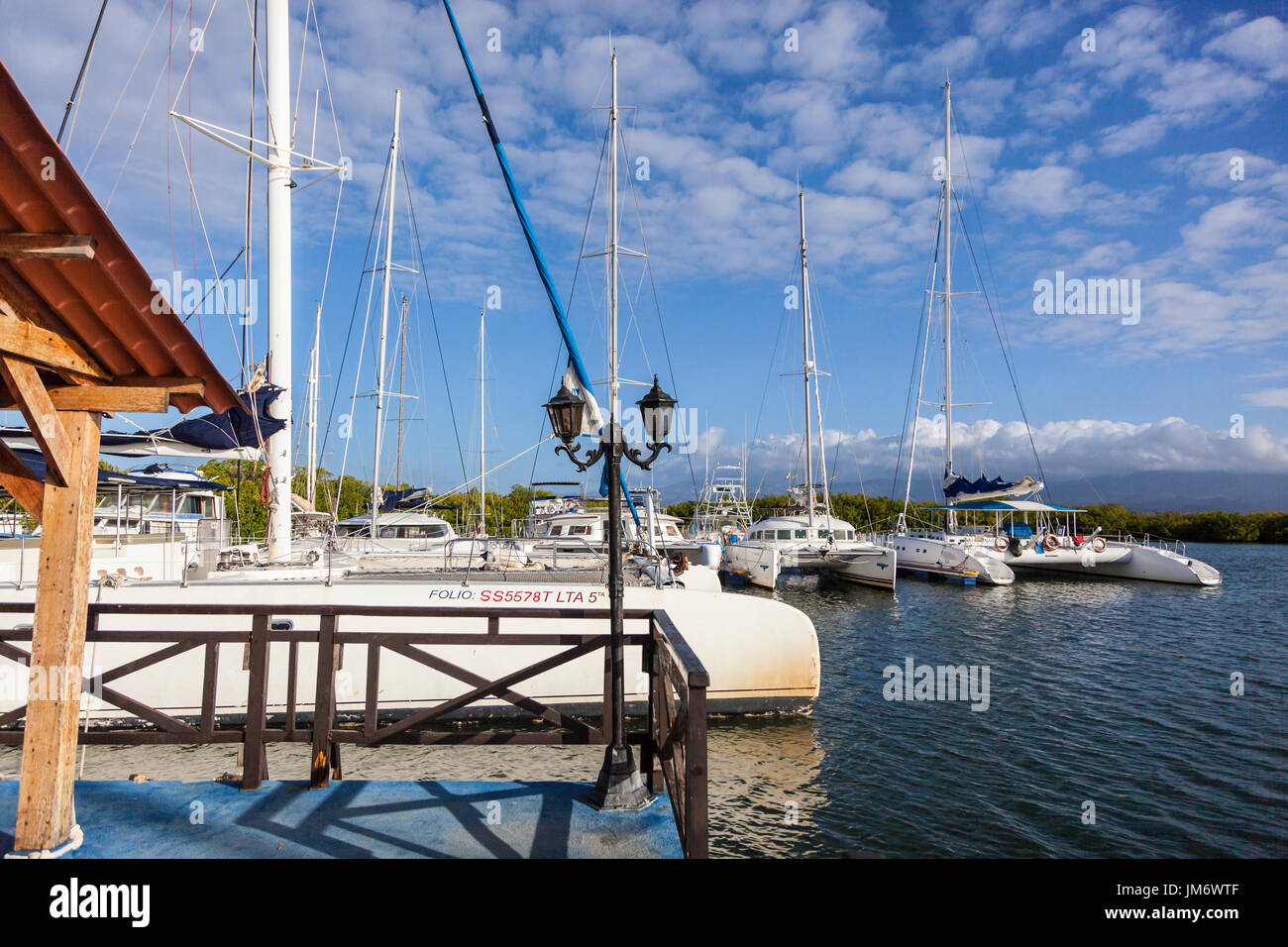 Grandi catamarani portano i turisti a Cayo iguana dal Porto di Playa Ancon - Trinidad, Cuba Foto Stock