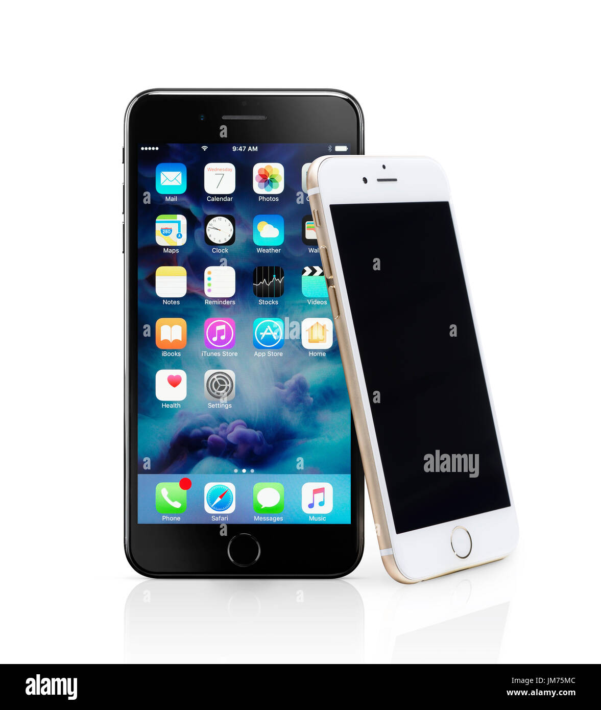 Oro Apple iPhone 6s appoggiata contro iPhone 7 Plus, phablet due smartphone isolati su sfondo bianco Foto Stock