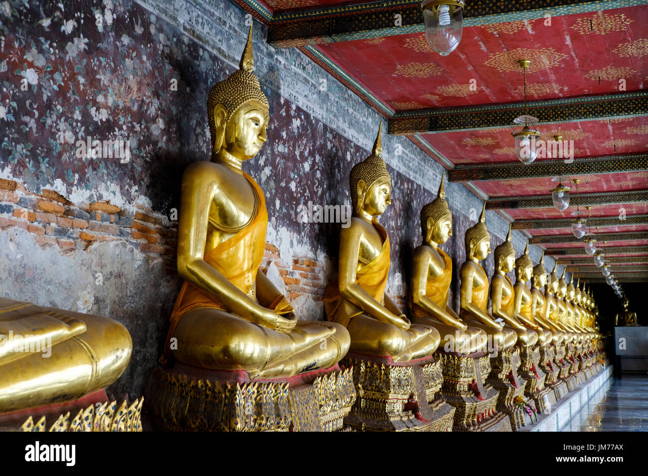 Udienza statue di Buddha nel corridoio esterno di Wat Suthat Thepwararam, un tempio buddista a Bangkok, in Thailandia. Foto Stock