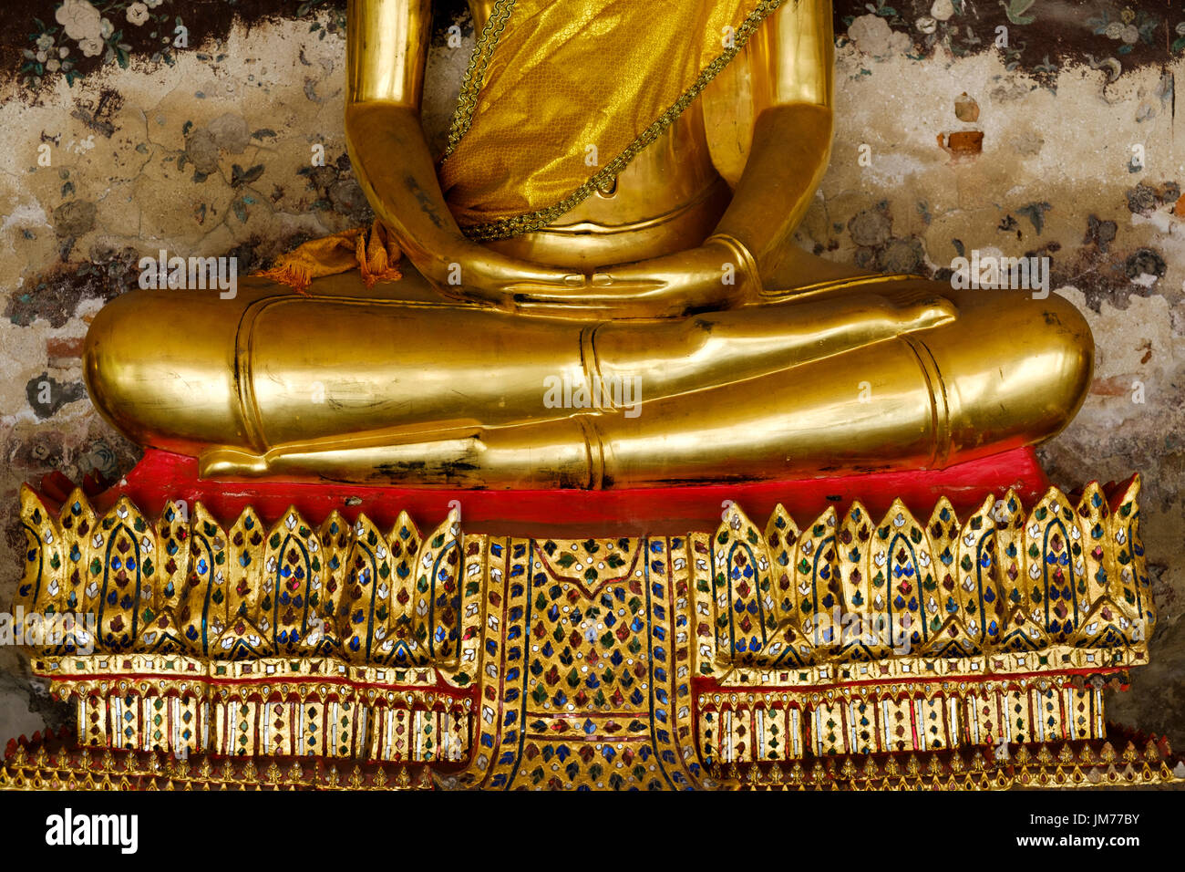 Dettaglio del piedistallo, le gambe e le mani di golden statua del Buddha in lotus pongono, Wat Suthat Thepwararam, Bangkok, Thailandia. Foto Stock