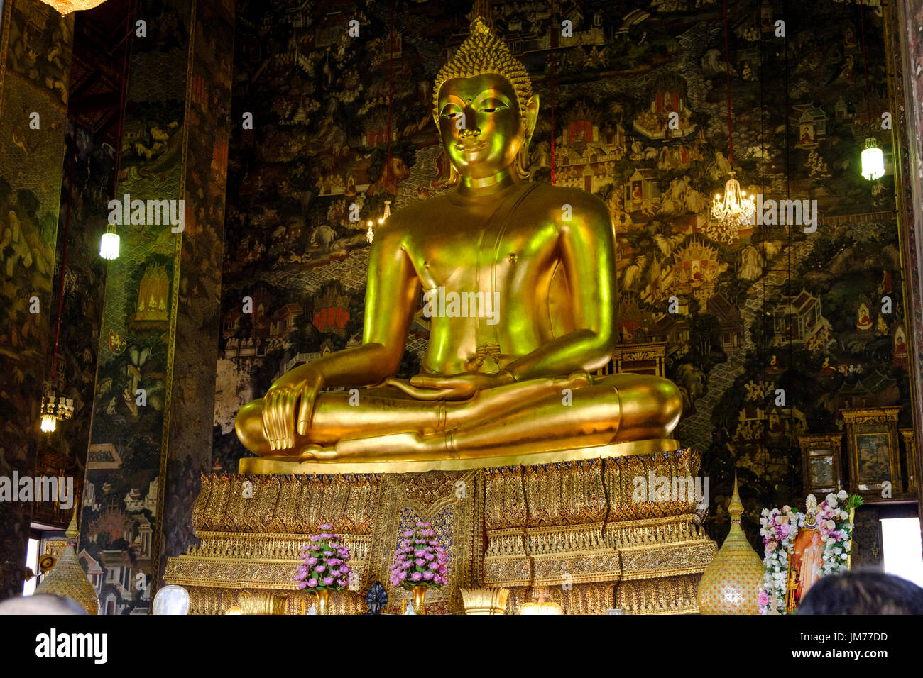 Udienza golden statua del Buddha sull altare maggiore di Wat Suthat Thepwararam, un tempio buddista a Bangkok, in Thailandia. Foto Stock