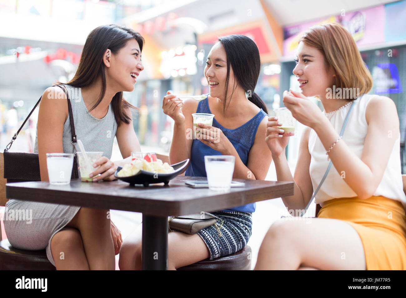 Migliore Femmina amici seduti al marciapiede cafÃ© Foto Stock
