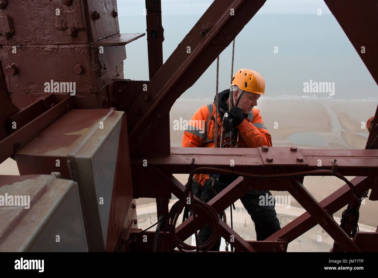 Corda irata tecnico di accesso sta conducendo la manutenzione per le luminarie sulla torre di Blackpool. Credito: lee ramsden / alamy Foto Stock