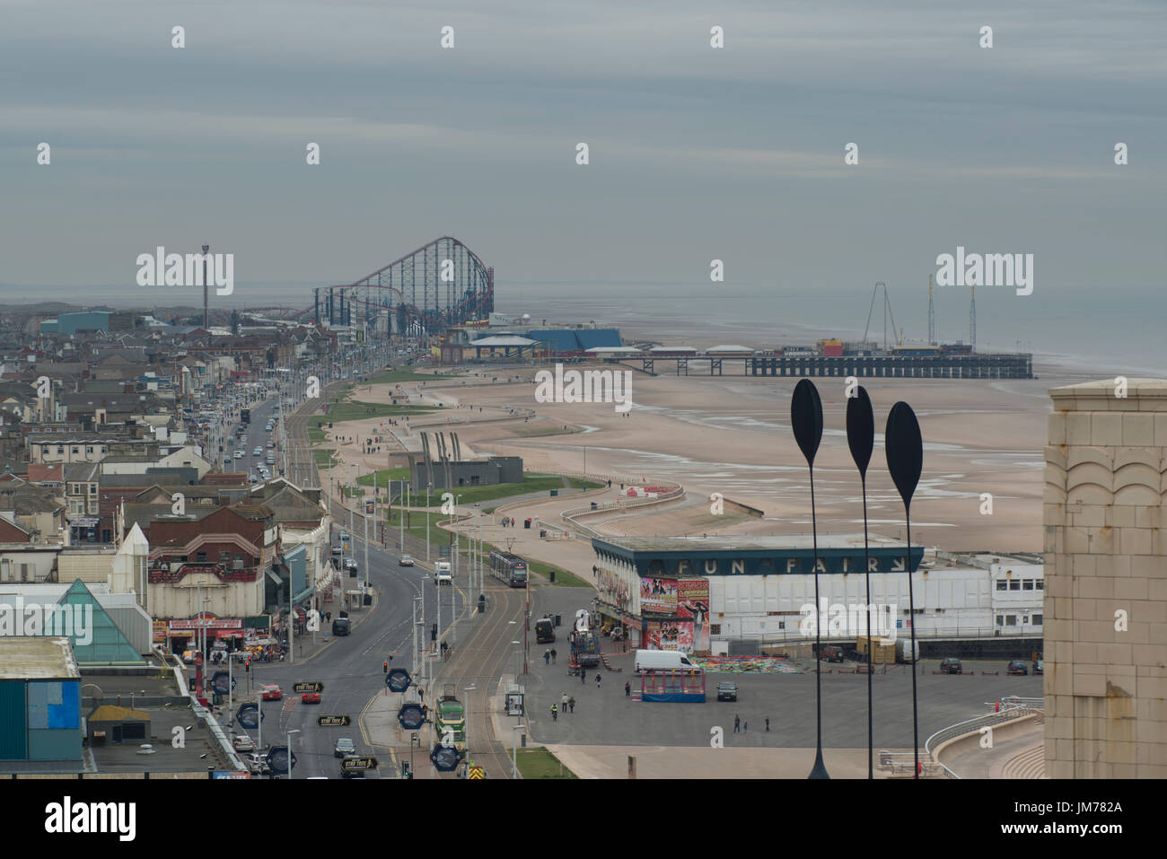 Un'immagine aerea di blackpool Golden Mile. con il piacere spiagge - big one roller coaster in distanza. Credito: lee ramsden / alamy Foto Stock