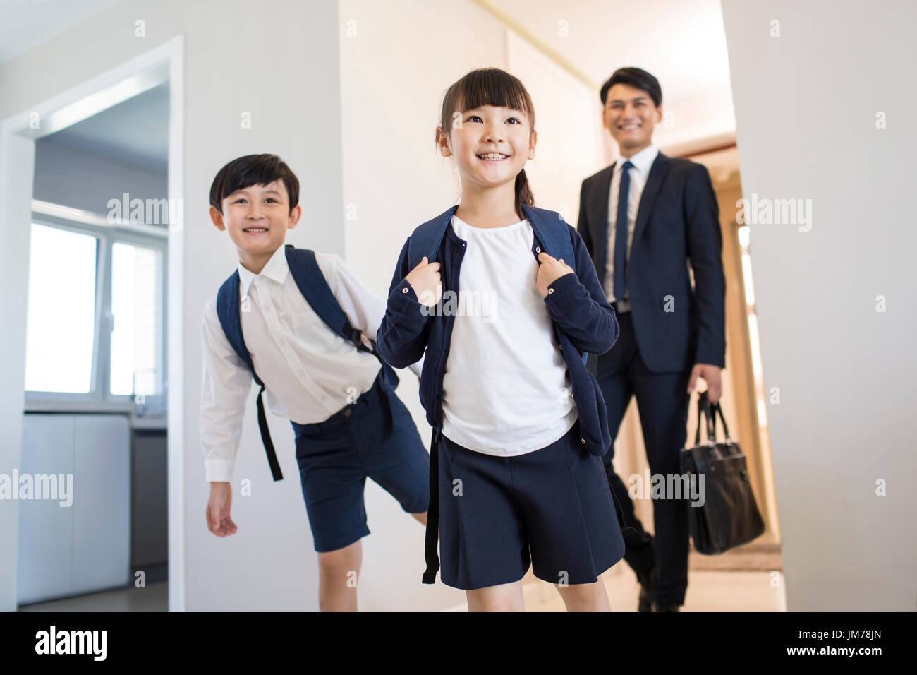 Felici i bambini cinesi tornano a casa da scuola Foto Stock