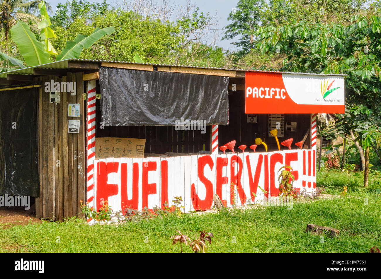 No-frills servizio carburante lungo la strada a tenuta stagna tra Luganville e Port Olry - Espiritu Santo, Vanuatu Foto Stock