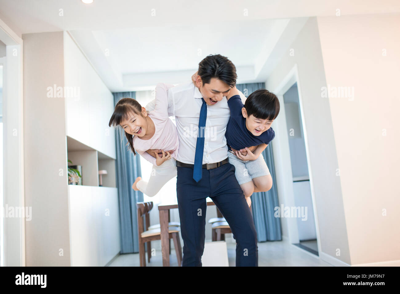 Felice giovane famiglia cinese Foto Stock