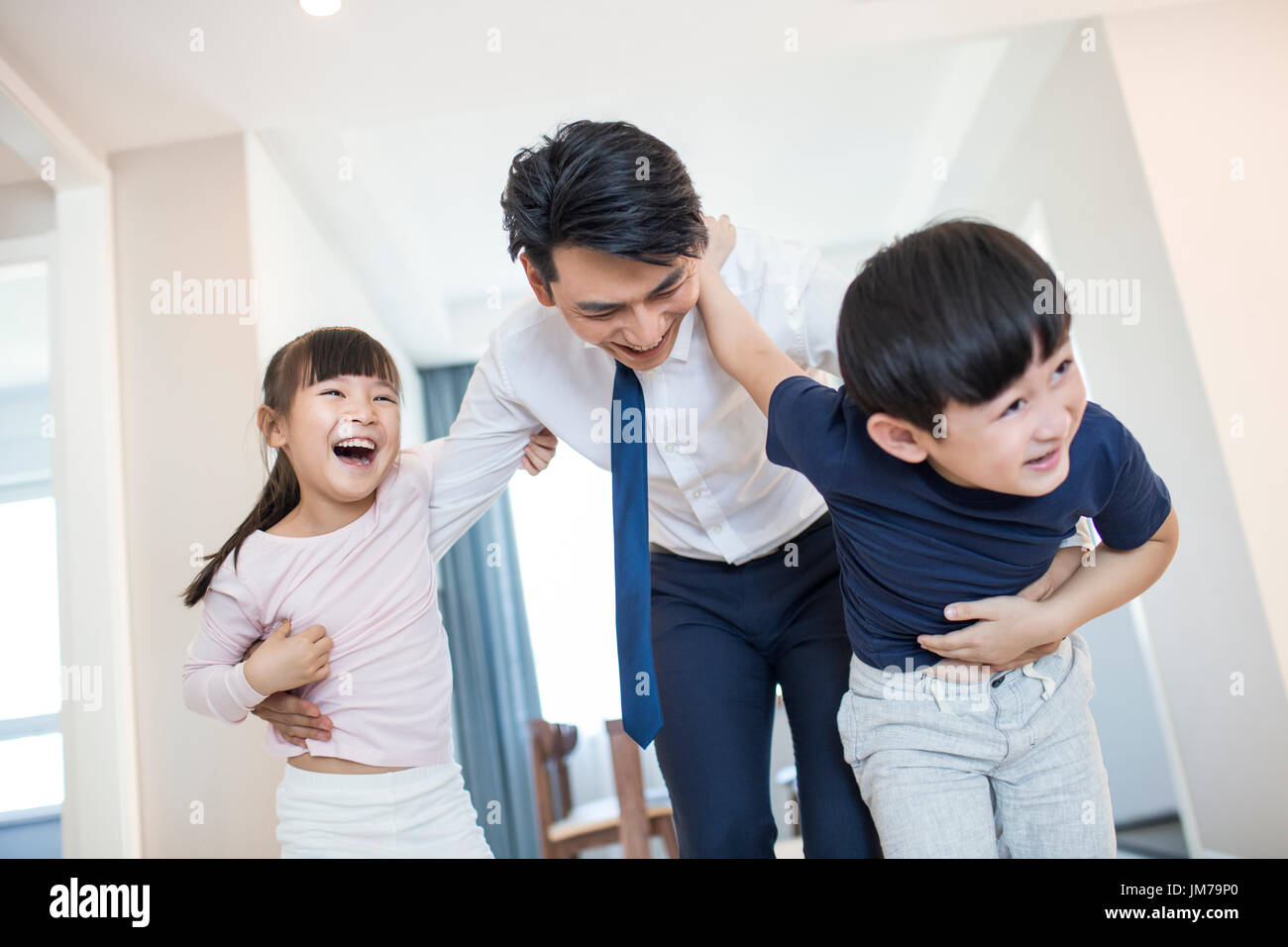 Felice giovane famiglia cinese Foto Stock