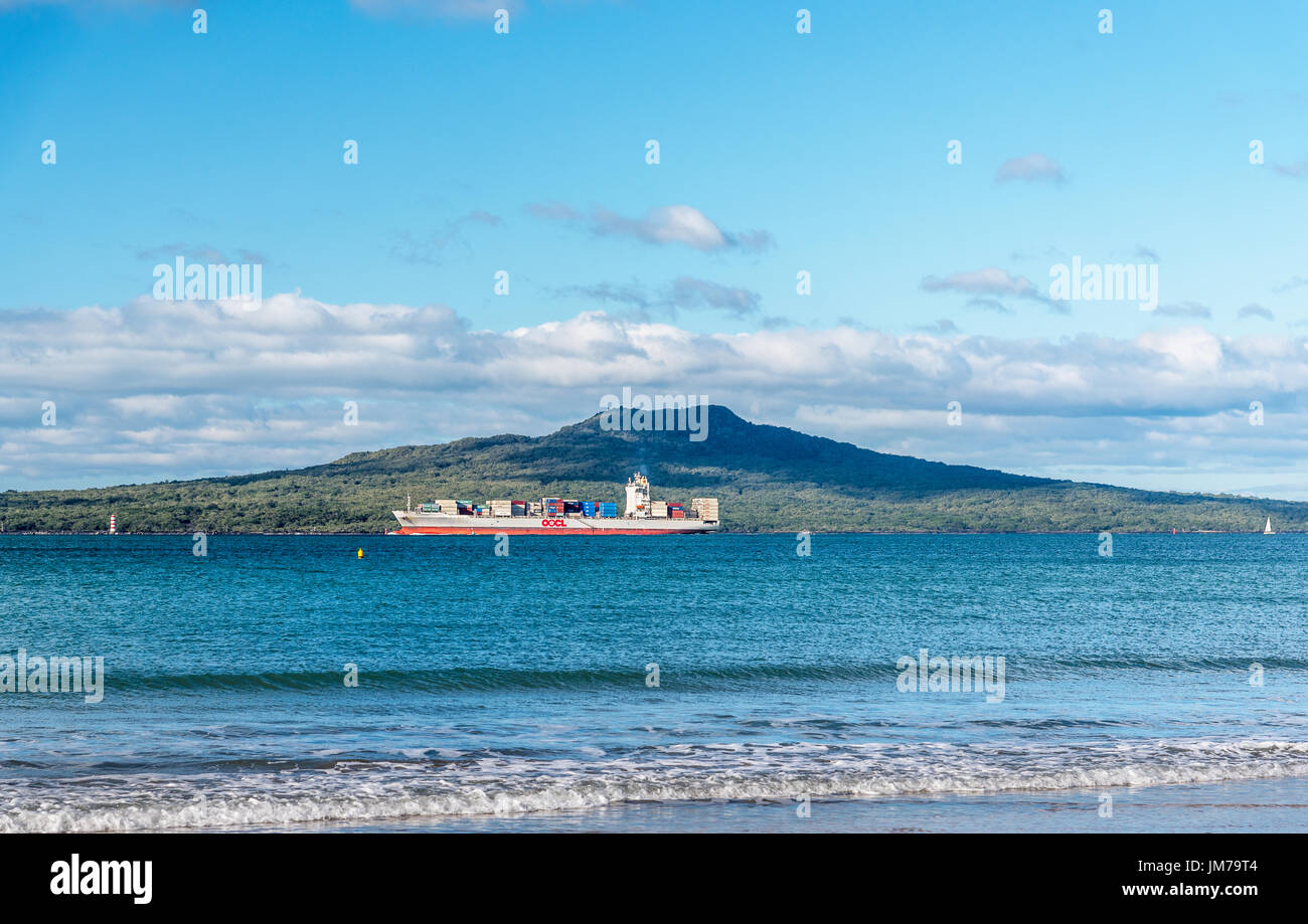 Il cargo OOCL passando attraverso Rangitoto Island , Auckland , Nuova Zelanda Foto Stock