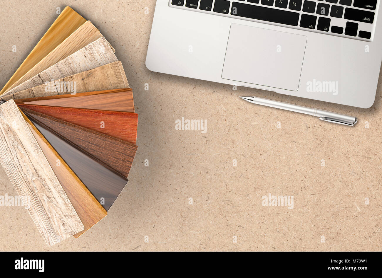 Vista superiore dello spazio di lavoro di designer su sfondo marrone Foto Stock