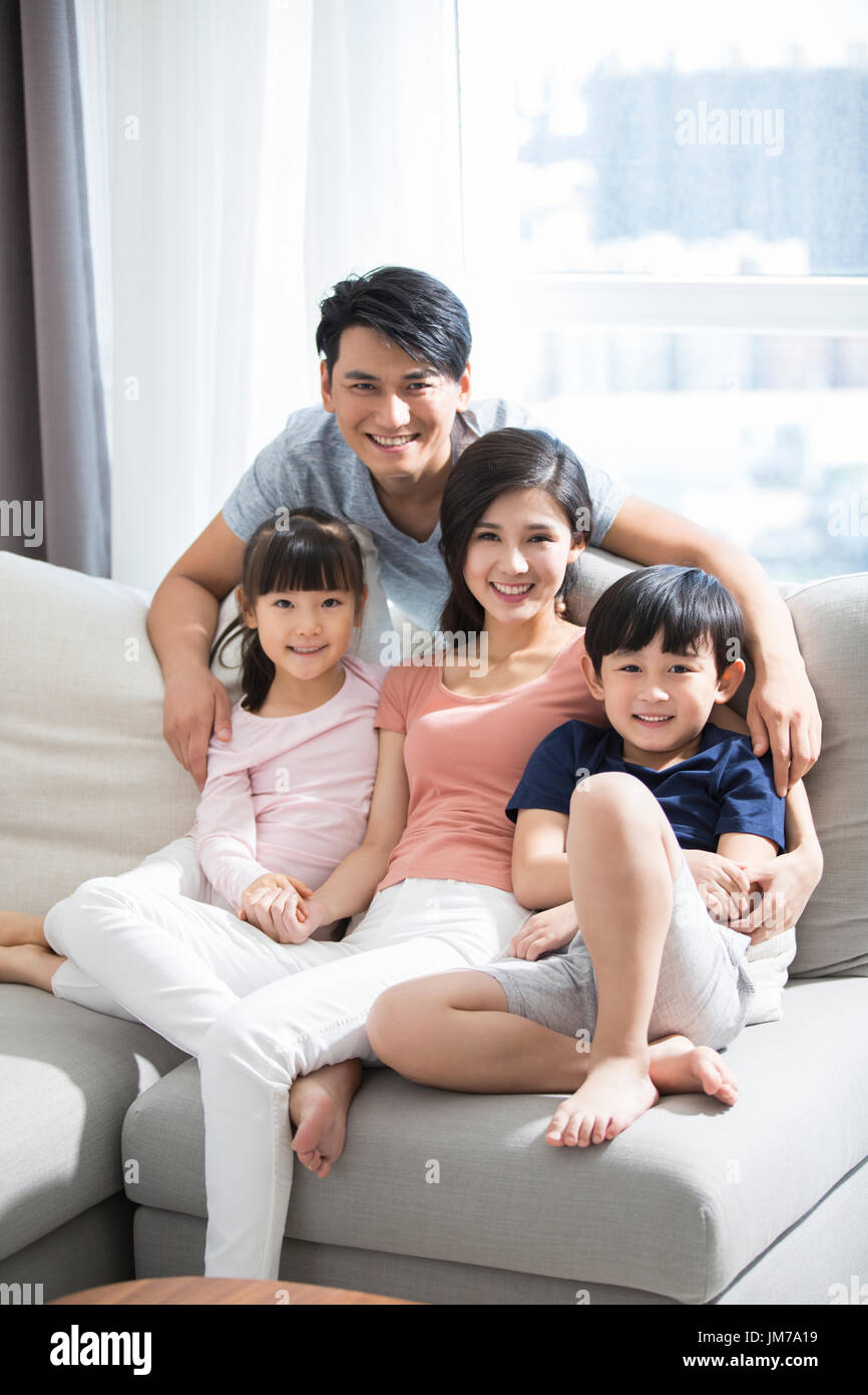 Felice giovane famiglia cinese Foto Stock