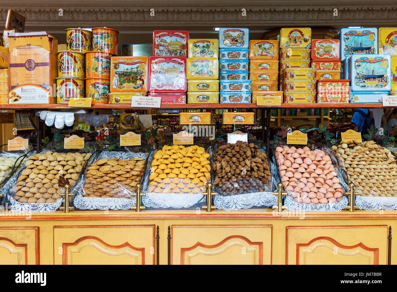 Deliziosi dolci sul display in corrispondenza tradizionale gourmet francese negozio di dolciumi a Strasburgo, Francia Foto Stock