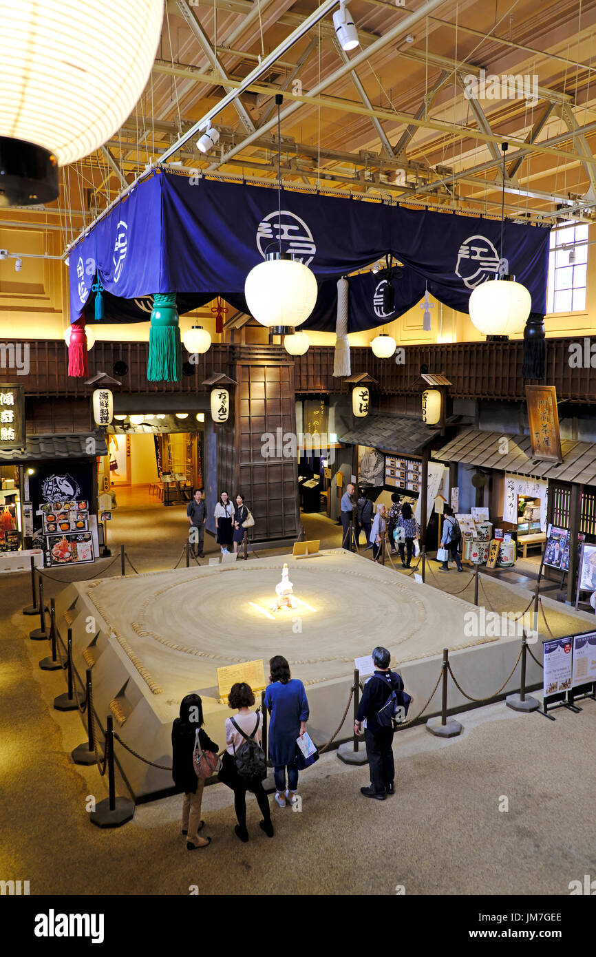 Replica di un dohyo sumo anello interno Kikizake Dokoro shop accanto al Ryogoku Kokugikan edificio dove sumo partite si svolgono a Tokyo Foto Stock