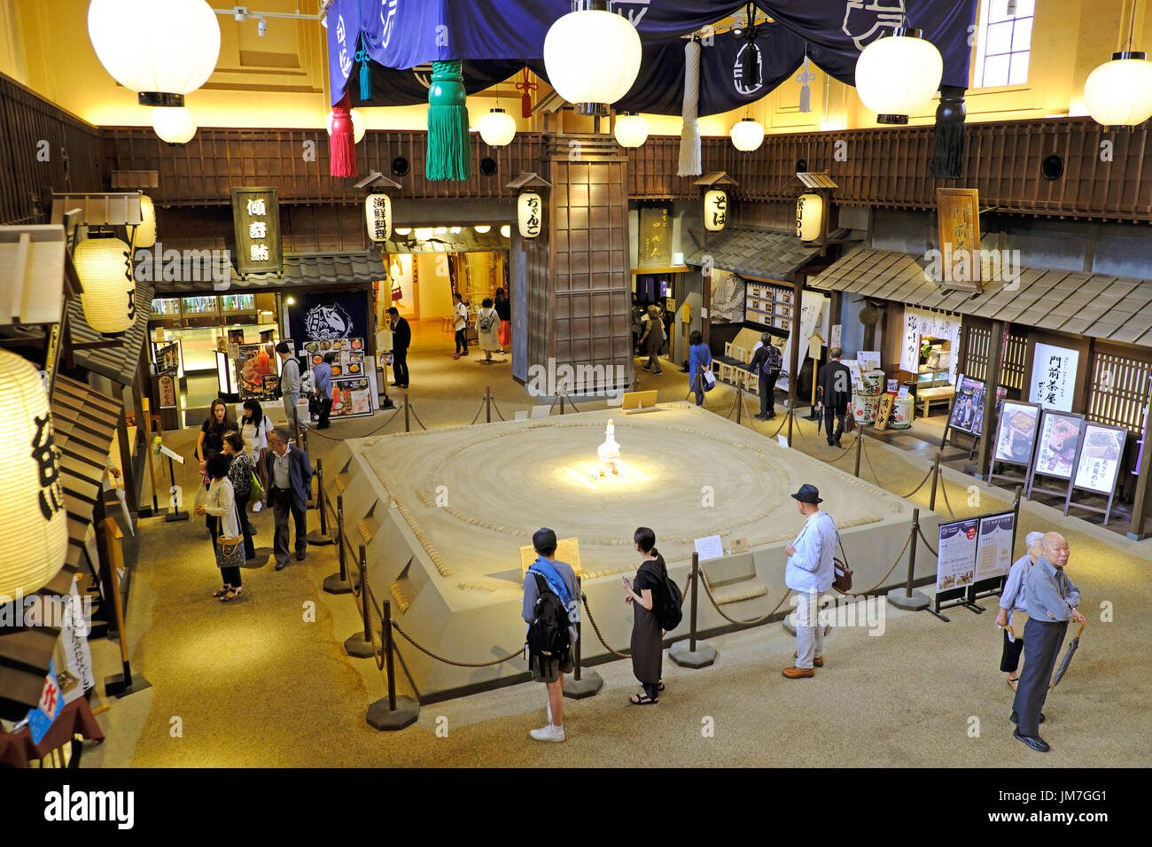 Replica di un dohyo sumo anello interno Kikizake Dokoro shop accanto al Ryogoku Kokugikan edificio dove sumo partite si svolgono a Tokyo Foto Stock