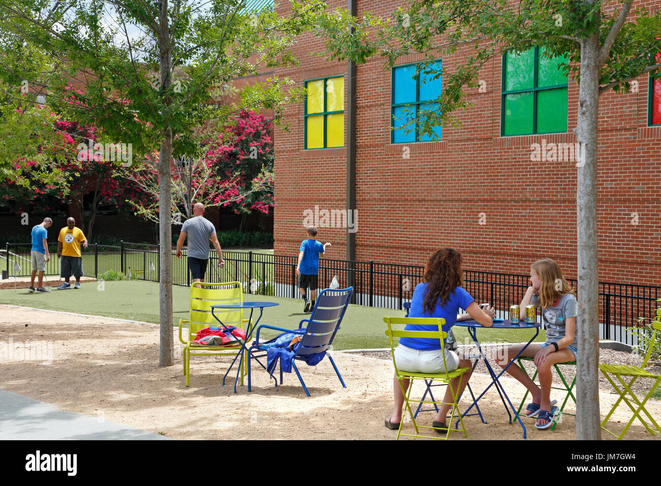 Persone in LeBauer Park in downtown Greensboro, Nord Carolina. Foto Stock