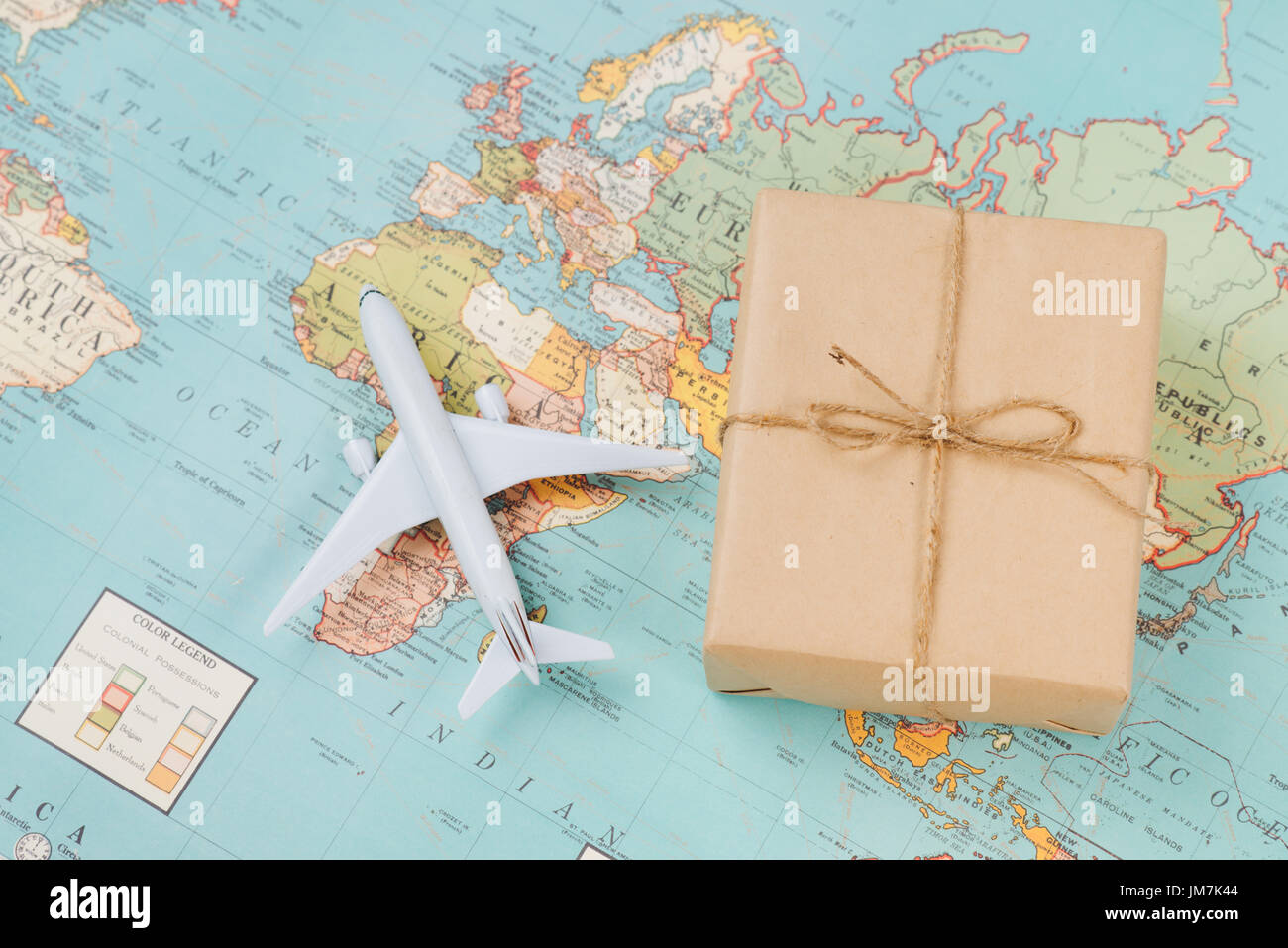 Le spedizioni internazionali. Modello bianco aereo atterrare sulla mappa geografica sullo sfondo Foto Stock