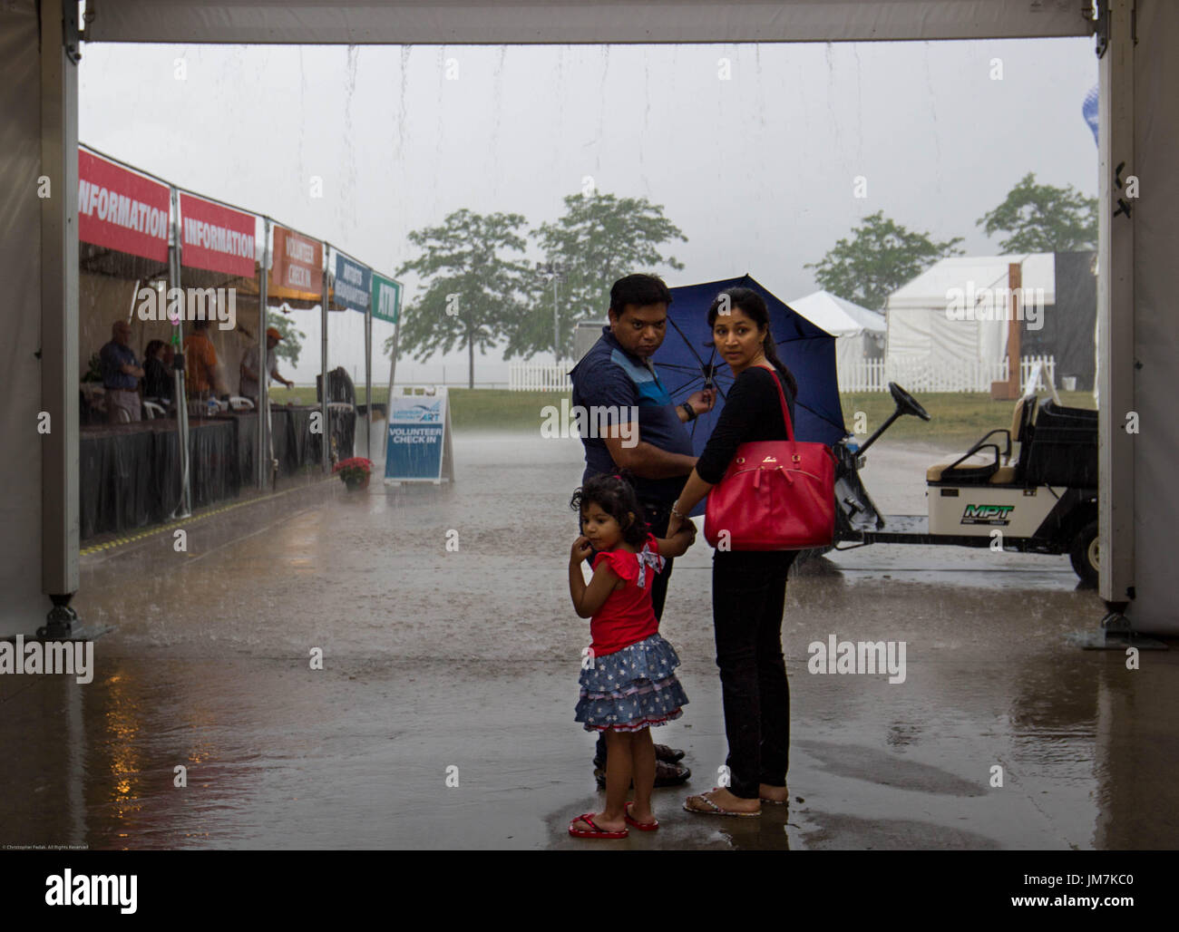 Famiglia ottenere pronto ad andare fuori sotto la pioggia. Foto Stock
