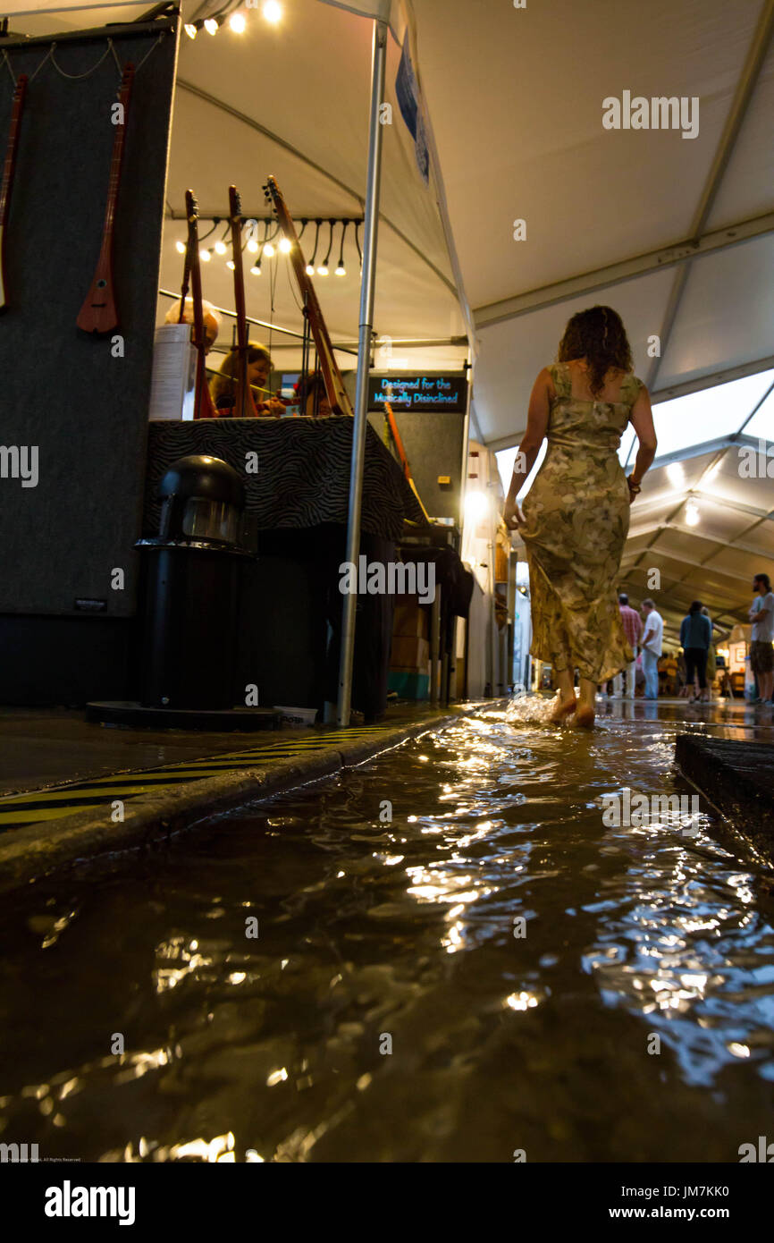 Woman Dancing in una pozzanghera. Foto Stock