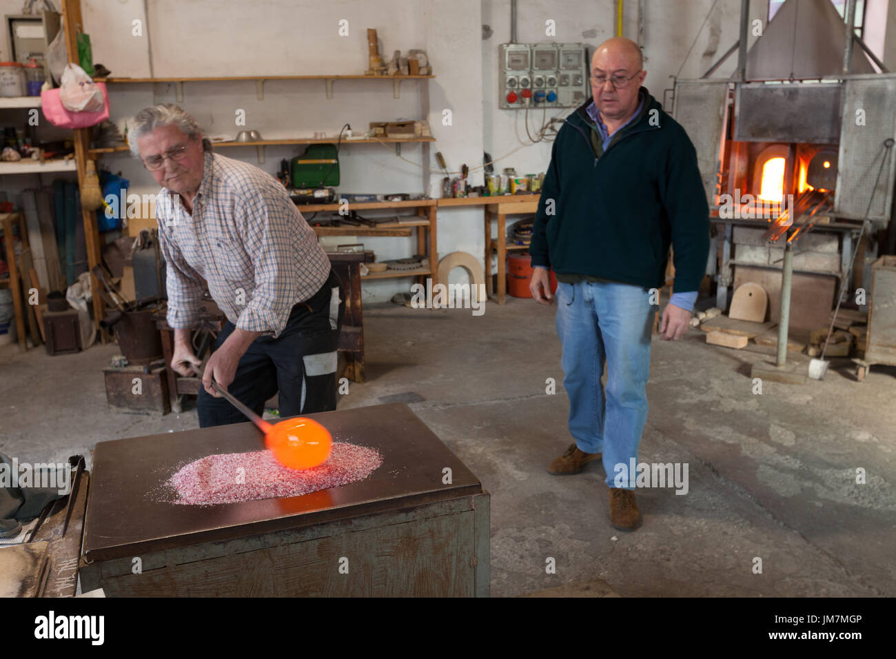 La visita di una vetreria lavoro nel loro seminario sull isola di Murano,  Venezia, Italia Foto stock - Alamy