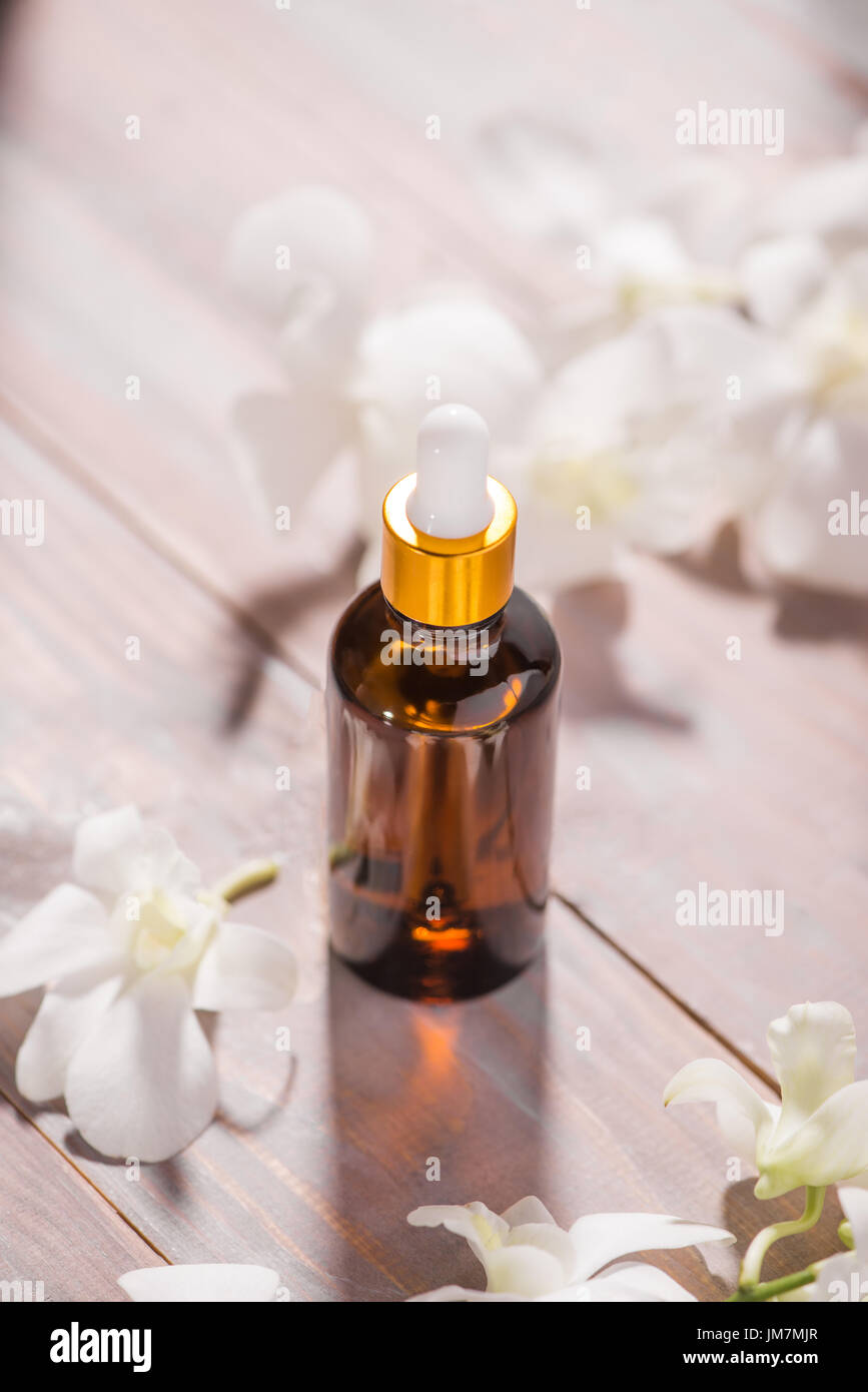 Bottiglia di profumo olio essenziale o spa e naturale olio di fragranza Foto Stock