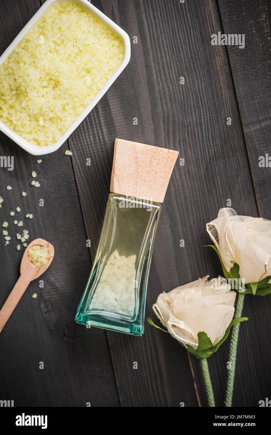Spa decorazione. Bottiglia di olio essenziale e fiori di orchidea. Foto Stock