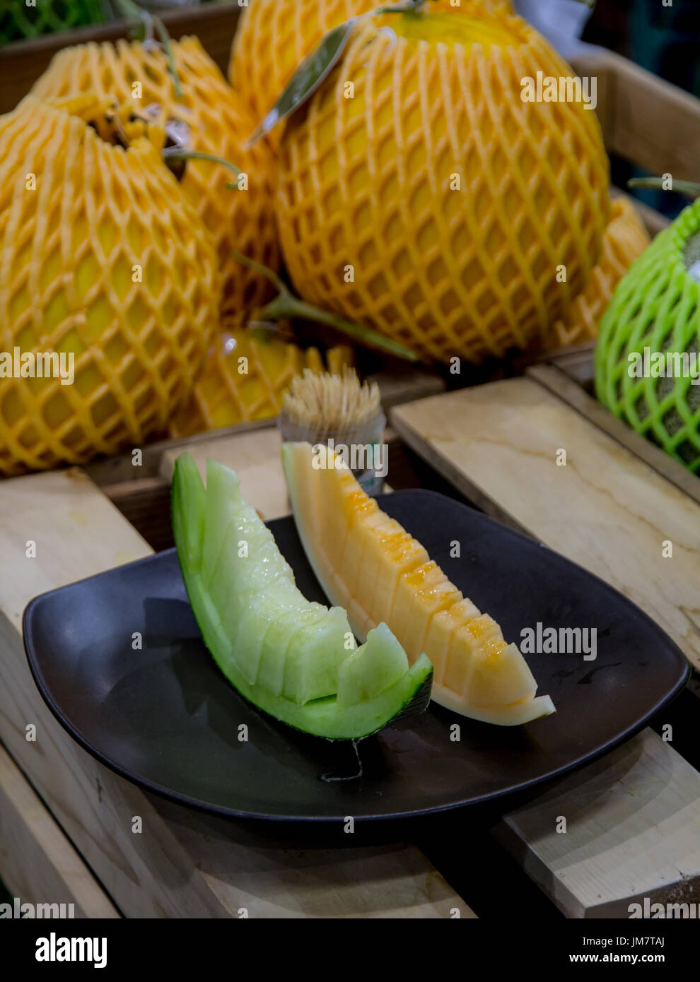 Verde e giallo melone sul piatto Foto Stock