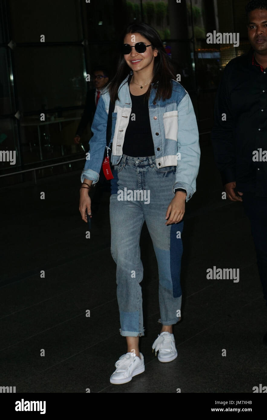 Mumbai,l'india,xx luglio 2017.bollyywood attrice Anushka sharma spotted all'aeroporto,sahar Foto Stock