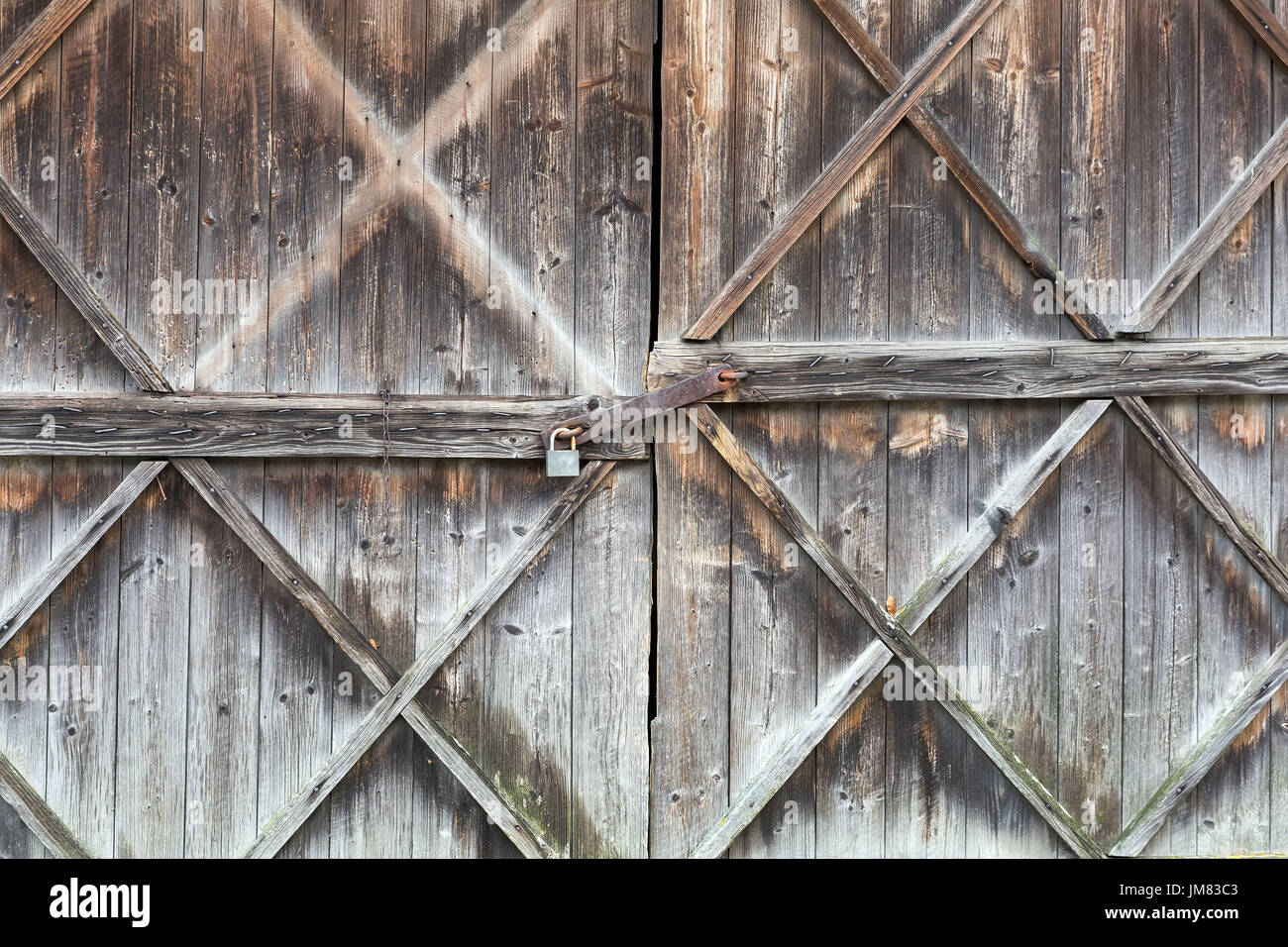 Vecchia porta di legno chiusa con lucchetto Foto Stock