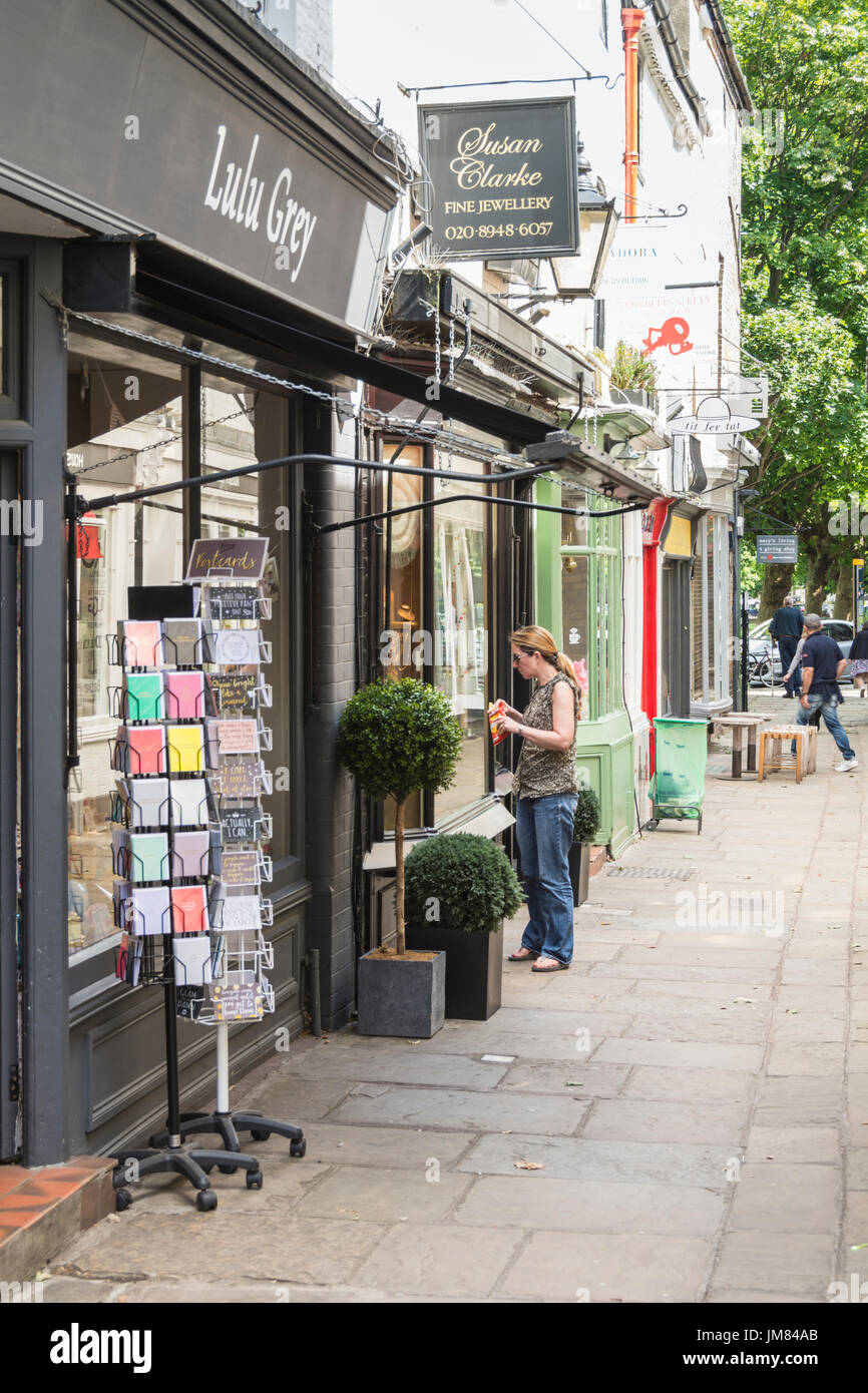 Small business shop fronti sulla corte lastricata in Richmond, Surrey, England, Regno Unito Foto Stock