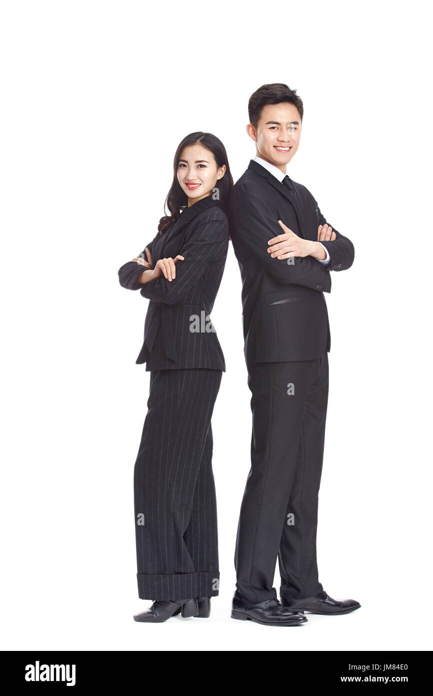 Studio Ritratto di giovane asian business l uomo e la donna, con le braccia incrociate, guardando la telecamera sorridendo, isolato su sfondo bianco. Foto Stock