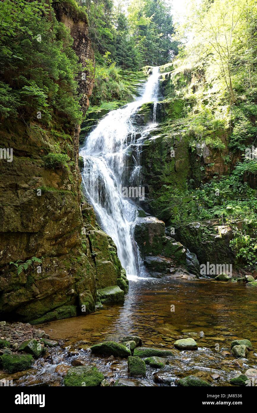 Cascata Kamienczyk nei monti Karkonosze in Polonia Foto Stock