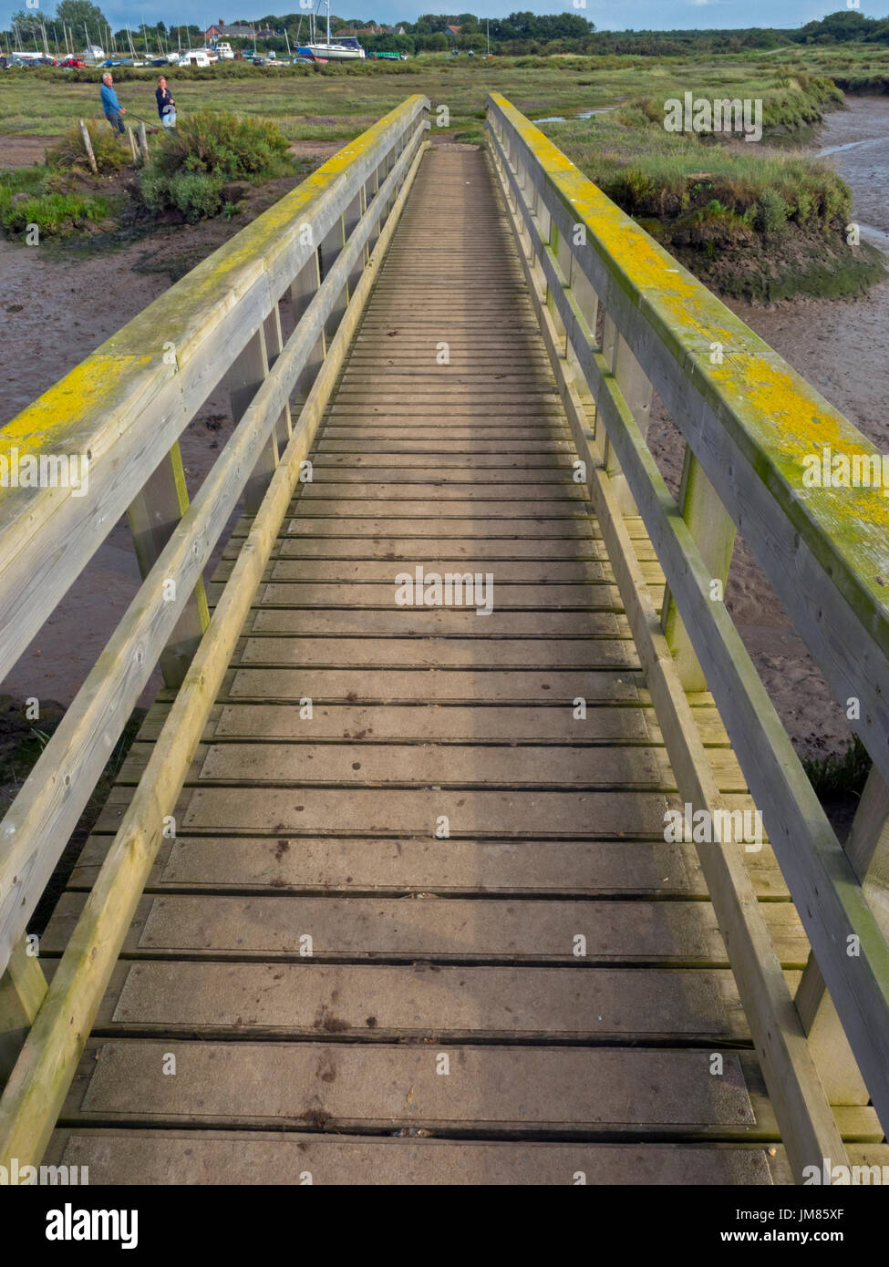Ponte in legno sul Creek a Morston Quay Norfolk Foto Stock