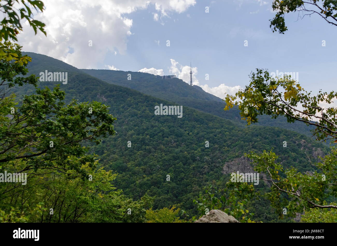 Il panorama su parte della montagna Vitosha con la torre della televisione in montagna Vitosha, Bulgaria Foto Stock