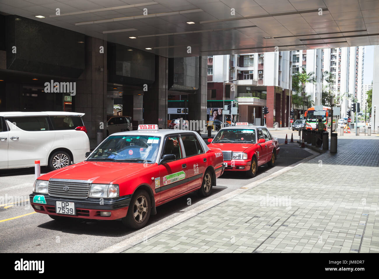 Hong Kong - Luglio 11, 2017: Rosso Toyota Comfort taxicabs stand per la strada di Hong Kong city Foto Stock
