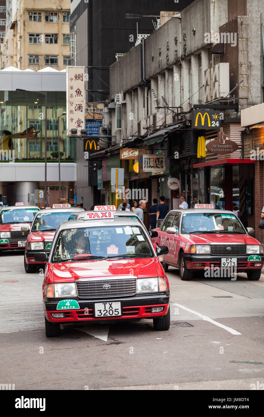 Hong Kong - Luglio 21, 2017: Rosso Toyota Comfort taxicabs andare sulla strada di Hong Kong city Foto Stock