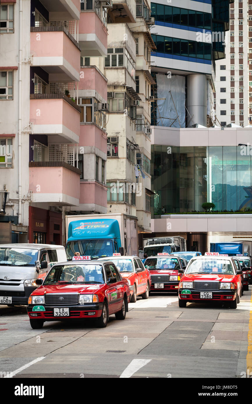 Hong Kong - Luglio 21, 2017: Rosso Toyota Comfort taxicabs andare sulla strada di Hong Kong city Foto Stock