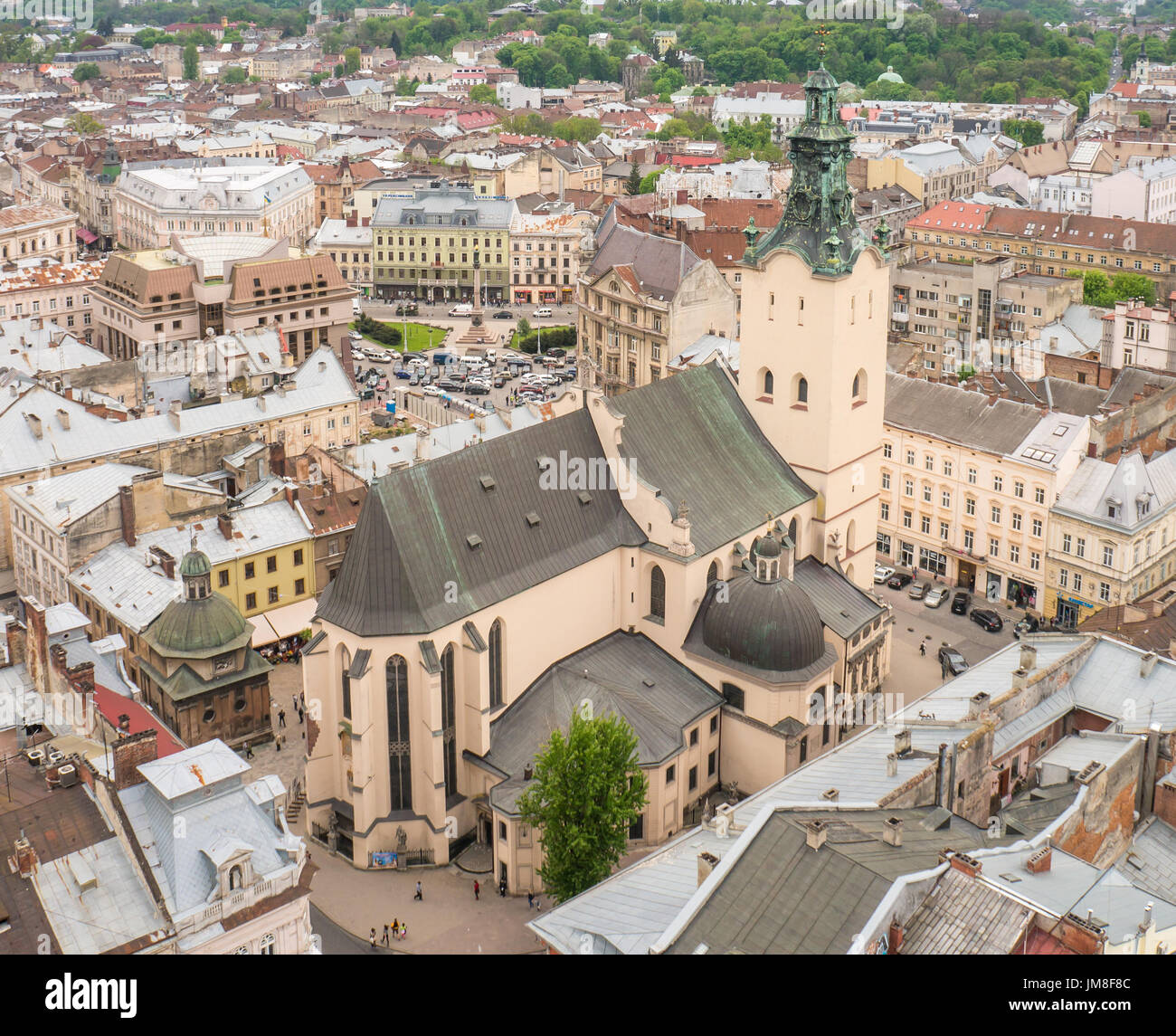 Vista aerea su una giornata soleggiata sopra la Basilica Cattedrale dell Assunzione a Lviv, Ucraina Foto Stock